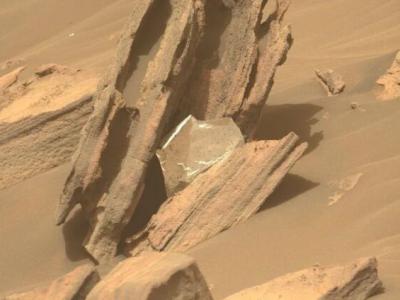 NASA“毅力号”在火星岩石上发现闪亮箔片