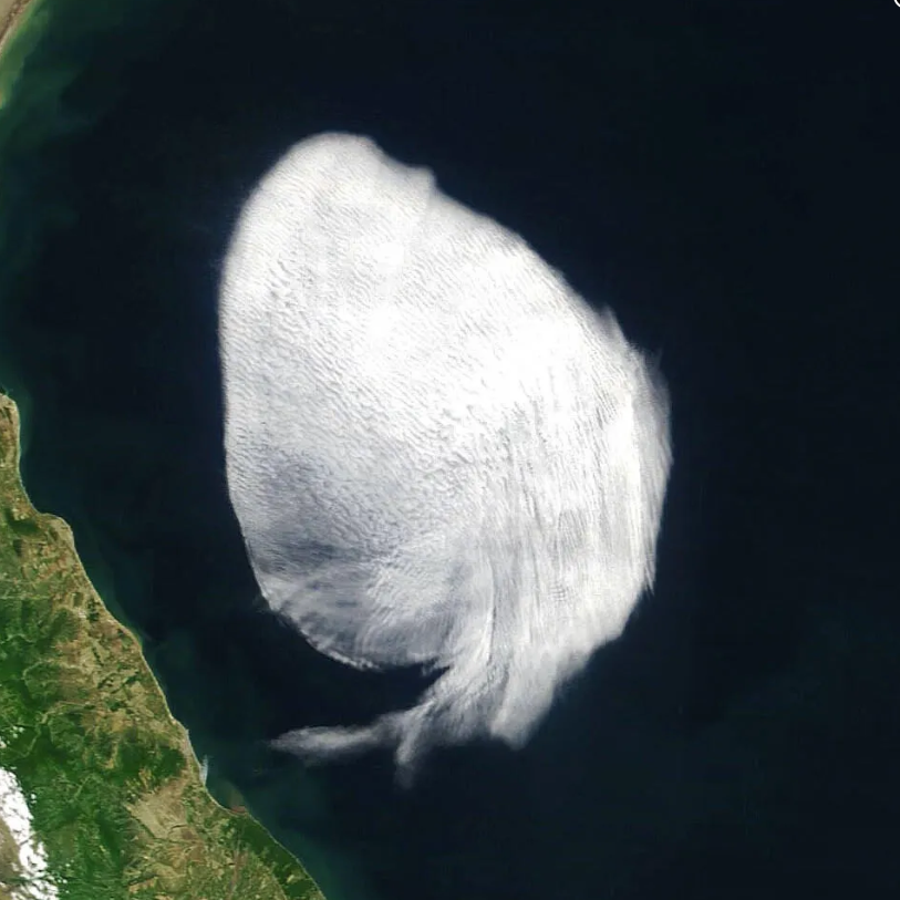 NASA地球观测卫星Terra发现里海上空奇怪的“卡通”云