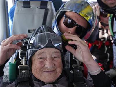 瑞典103岁女人瑞跳伞创全球女性纪录