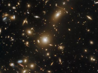 哈勃太空望远镜拍摄巨大星系团Abell 1351 扭曲了时空