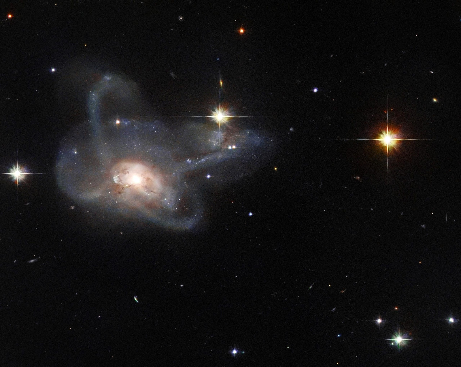 “星系动物园”：哈勃太空望远镜在猎户座观测到一个非同寻常的星系CGCG 396-2