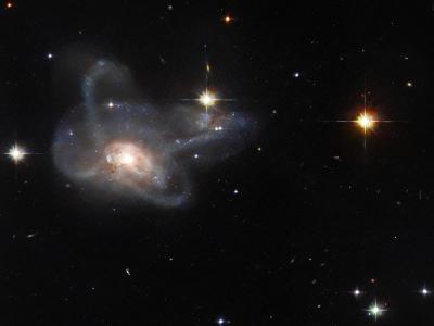 “星系动物园”：哈勃太空望远镜在猎户座观测到一个非同寻常的星系CGCG 396-2