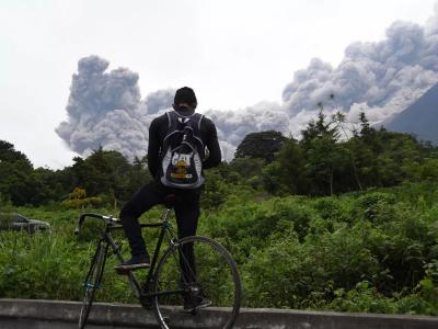 危地马拉富埃戈火山再次开始强烈喷发