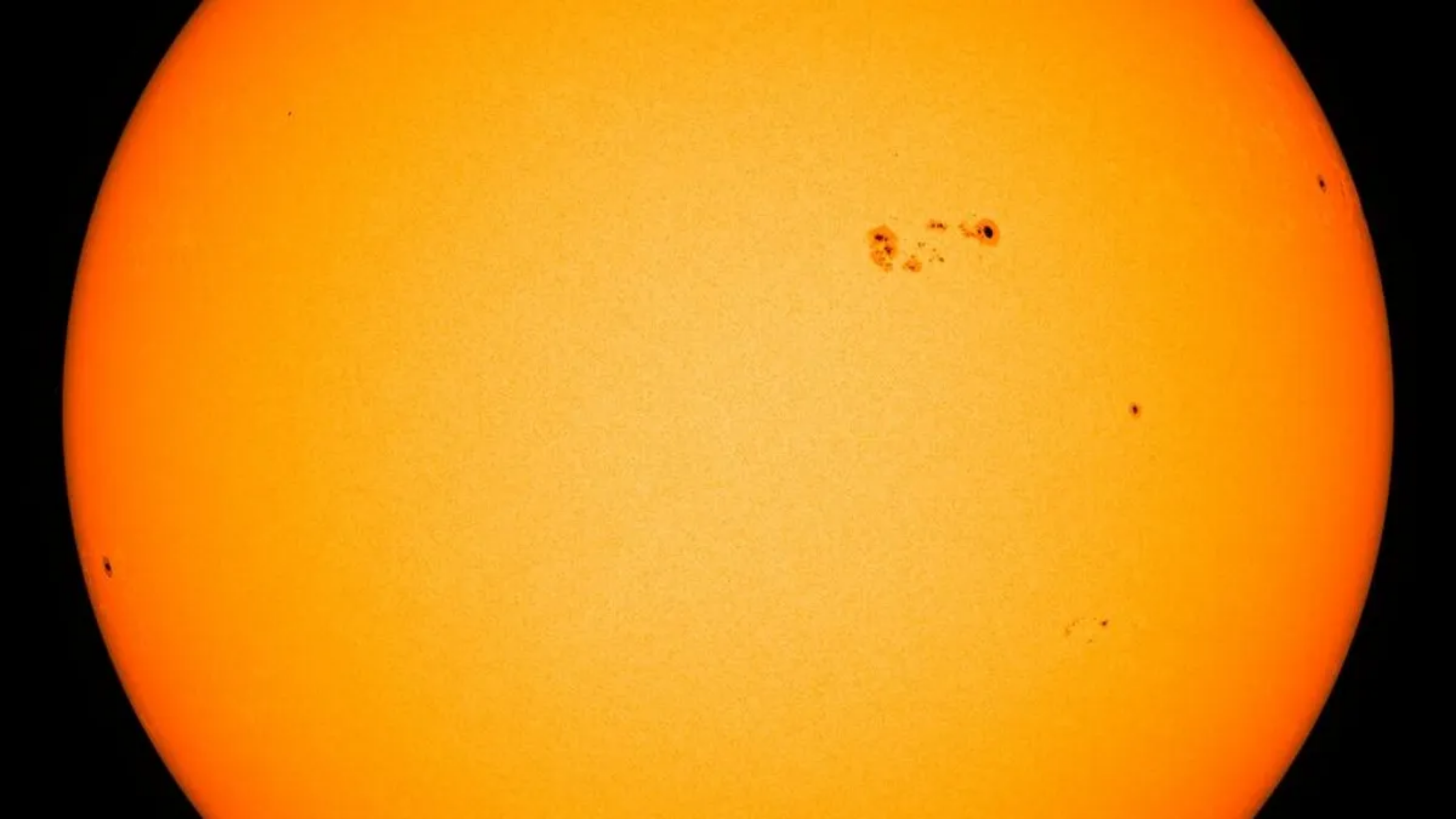 巨大太阳黑子AR3038可能会释放出巨大的太阳耀斑