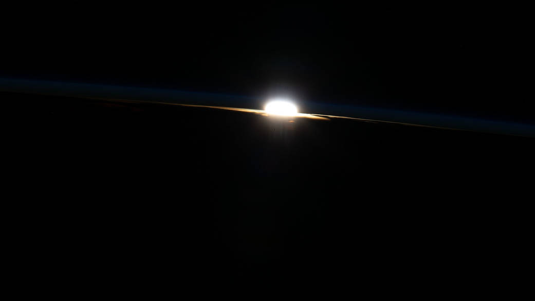 从国际空间站拍摄的轨道日落