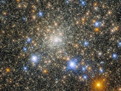 哈勃太空望远镜拍摄的天蝎座球状星团Terzan 2