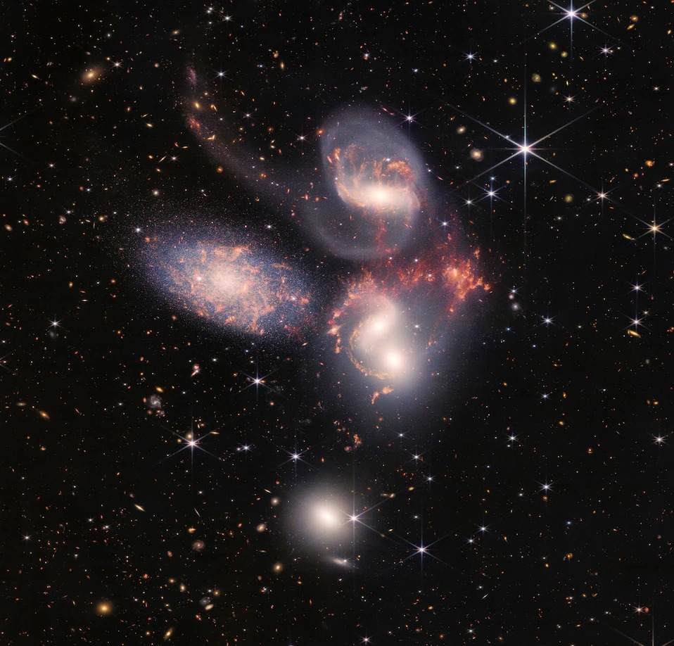 詹姆斯·韦伯太空望远镜首张影像曝光 凝望宇宙最深处
