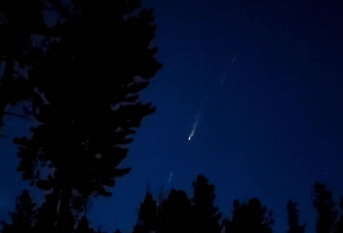 美国蒙大拿州夜空出现火红条纹 可能是由俄罗斯火箭燃料箱引起