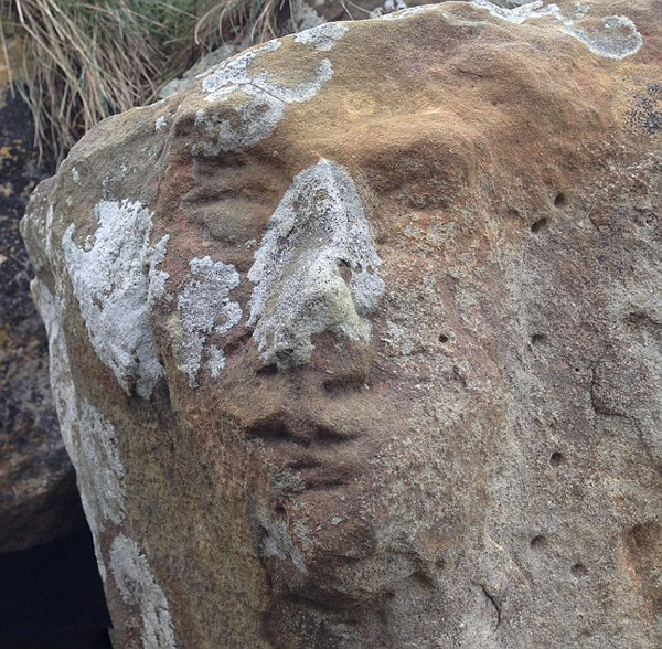 化石猎人在苏格兰海滩巨石上发明诡异人脸