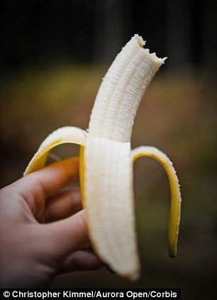 从外部看，超等香蕉和其他任何平凡香蕉没什么差异，但它富含维生素A原的香蕉肉是橙色的。