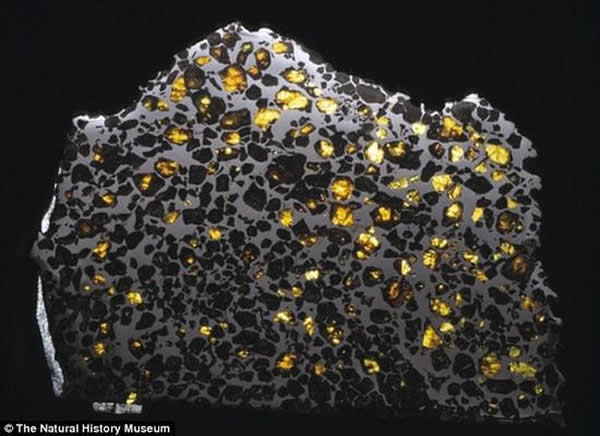 英国剑桥大学的科学家表示他们首次捕捉到一颗陨石的磁场的死亡时刻。这颗陨石含有的磁信息为他们提供了重要线索，帮助他们了解地球在未来几十亿年的命运。用于进行此项研究