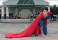 菲律宾男子为变“超人” 18年整容23次完成“超人”梦想
