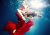 张馨予水下写真照 张馨予一身红衣妖媚至极