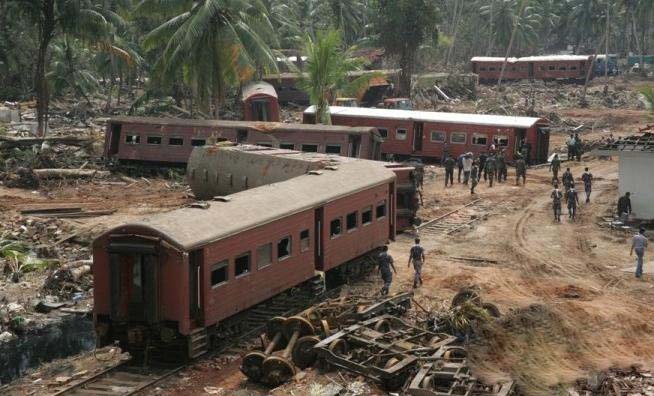 2004 年斯里兰卡“海洋王后号”火车事故 大约1700-2000人死亡。 
